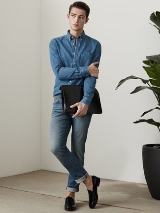 Как носить синюю джинсовую рубашку с синими джинсами в 20 лет мужчине лето в стиле смарт-кэжуал: Синяя джинсовая рубашка и синие джинсы будут прекрасно смотреться в стильном гардеробе самых взыскательных джентльменов. Любители необычных луков могут закончить ансамбль черными кожаными лоферами, тем самым добавив в него толику изысканности. Переносить летнюю жару в таком ансамбле определенно проще.