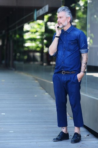 Как носить синюю джинсовую рубашку с синими джинсами за 50 лет мужчине лето в стиле смарт-кэжуал: Синяя джинсовая рубашка и синие джинсы надежно закрепились в гардеробе многих джентльменов, позволяя создавать запоминающиеся и функциональные луки. Почему бы не добавить в этот лук на каждый день чуточку изысканности с помощью черных кожаных монок с двумя ремешками? Такой лук точно поможет перенести изнуряющую июльскую жару.