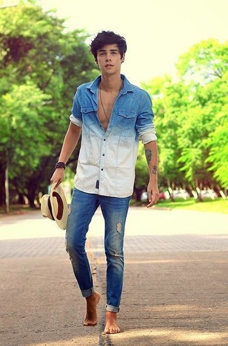 С чем носить темно-синие рваные зауженные джинсы мужчине лето в спортивном стиле: Если у тебя запланирован суматошный день, сочетание синей омбре джинсовой рубашки и темно-синих рваных зауженных джинсов позволит создать комфортный образ в стиле кэжуал. Нечего и говорить, такое сочетание будет великолепной идеей для жаркой летней погоды.