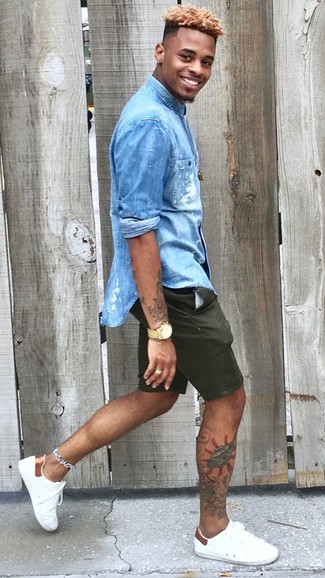 Как носить синюю джинсовую рубашку с оливковыми шортами в 20 лет мужчине лето в стиле кэжуал: Синяя джинсовая рубашка и оливковые шорты — must have вещи в арсенале парней с хорошим чувством стиля. Что до обуви, белые кожаные низкие кеды — наиболее уместный вариант. Подобное сочетание вещей гарантирует тебе свободу движений в зной и уверенность в том, что ты выглядишь безукоризненно.