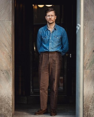 С чем носить синюю джинсовую рубашку в 30 лет мужчине лето в стиле смарт-кэжуал: Синяя джинсовая рубашка и темно-коричневые брюки чинос прочно закрепились в гардеробе современных мужчин, позволяя составлять незаезженные и стильные ансамбли. Почему бы не добавить в этот образ на каждый день чуточку стильной строгости с помощью темно-коричневых замшевых лоферов с кисточками? Подобный ансамбль определенно тебе понравится в теплые летние дни.