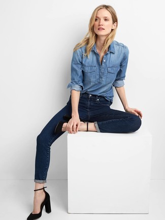 Как носить темно-синие джинсы скинни с темно-синей джинсовой рубашкой в 20 лет в стиле смарт-кэжуал: Темно-синяя джинсовая рубашка и темно-синие джинсы скинни — обязательные вещи в арсенале дамского пола с классным чувством стиля. Вместе с этим луком выгодно будут выглядеть черные замшевые туфли.