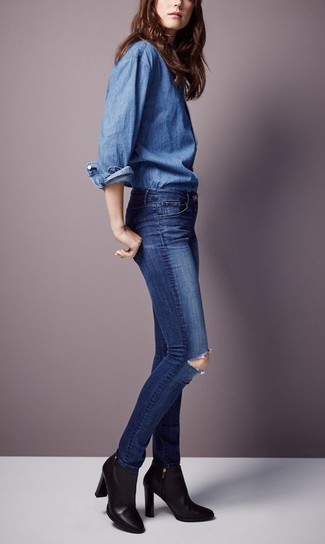 Как носить темно-синие джинсы с черными кожаными ботильонами: Создав наряд из синей джинсовой рубашки и темно-синих джинсов, можно уверенно отправляться на свидание с бойфрендом или посиделки с подружками в расслабленной обстановке. Черные кожаные ботильоны — прекрасный выбор, чтобы закончить лук.