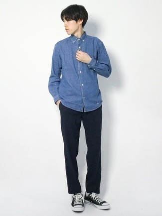 С чем носить синюю джинсовую рубашку мужчине: Синяя джинсовая рубашка и черные брюки чинос — рассмотри этот вариант, если не боишься чувствовать себя в центре внимания. Что касается обуви, черно-белые низкие кеды из плотной ткани — наиболее подходящий вариант.