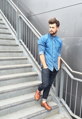 С чем носить темно-коричневые туфли дерби в 20 лет: Синяя джинсовая рубашка и черные джинсы — замечательная идея для расслабленного, но модного мужского образа. Хотел бы сделать образ немного строже? Тогда в качестве обуви к этому ансамблю, обрати внимание на темно-коричневые туфли дерби.