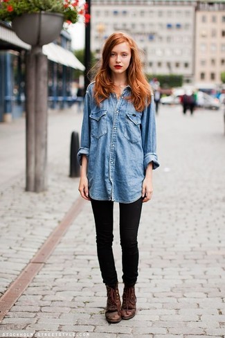 С чем носить коричневые ботинки на шнуровке женщине: Сочетание синей джинсовой рубашки и черных джинсов скинни смотрится очень классно и модно. Этот образ отлично дополнят коричневые ботинки на шнуровке.