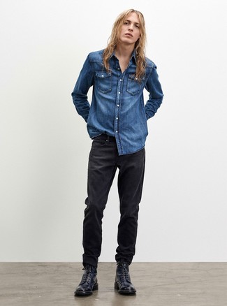 Как носить синюю джинсовую рубашку с черными кожаными повседневными ботинками мужчине в стиле кэжуал: Если ты любишь одеваться по моде, и при этом чувствовать себя комфортно и расслабленно, тебе стоит попробовать это сочетание синей джинсовой рубашки и черных джинсов. Любители свежих идей могут завершить образ черными кожаными повседневными ботинками, тем самым добавив в него чуточку элегантности.
