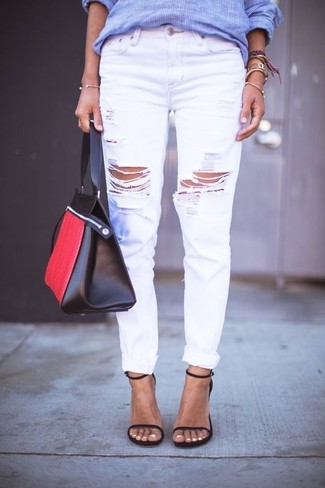 С чем носить белые рваные джинсы-бойфренды: Если ты ценишь комфорт и функциональность, синяя классическая рубашка в вертикальную полоску и белые рваные джинсы-бойфренды — превосходный вариант для стильного повседневного образа. Пара черных кожаных босоножек на каблуке свяжет ансамбль воедино.