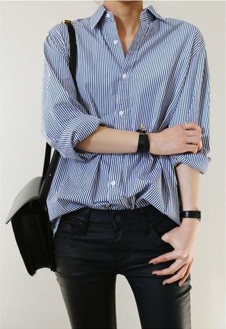 Модный лук: синяя классическая рубашка в вертикальную полоску, черные кожаные джинсы, черная кожаная сумка через плечо