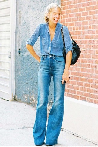 С чем носить джинсы-клеш в 30 лет: Дуэт синей классической рубашки из шамбре и джинсов-клеш позволит составить изысканный и актуальный образ.
