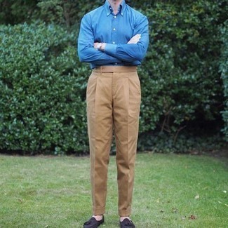 Какие классические брюки носить с синей классической рубашкой мужчине в деловом стиле: Несмотря на то, что это классический лук, дуэт синей классической рубашки и классических брюк всегда будет нравиться джентльменам, неизбежно покоряя при этом дамские сердца. Не прочь поэкспериментировать? Тогда дополни образ темно-коричневыми замшевыми лоферами с кисточками.