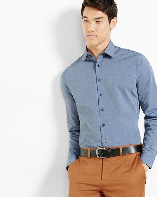 С чем носить синюю классическую рубашку мужчине: Синяя классическая рубашка будет смотреться отлично в паре с табачными брюками чинос.