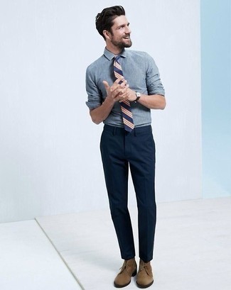 С чем носить темно-синий галстук в вертикальную полоску мужчине: Несмотря на то, что это весьма сдержанный образ, сочетание синей классической рубашки из шамбре и темно-синего галстука в вертикальную полоску неизменно нравится стильным мужчинам, покоряя при этом сердца барышень. Если сочетание несочетаемого привлекает тебя не меньше, чем проверенная классика, дополни этот образ коричневыми замшевыми ботинками дезертами.