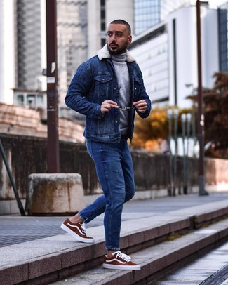 С чем носить темно-серый свитер в 20 лет мужчине в холод: Темно-серый свитер и синие рваные джинсы — прекрасный вариант для парней, которые всегда в движении. Если тебе нравится применять в своих ансамблях разные стили, на ноги можно надеть табачные замшевые низкие кеды.