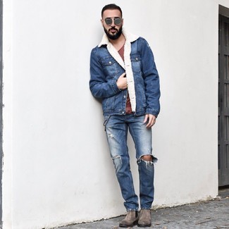 Как носить синюю джинсовую короткую дубленку с синими рваными джинсами мужчине осень: Сочетание синей джинсовой короткой дубленки и синих рваных джинсов - очень практично, и поэтому идеально на каждый день. И почему бы не добавить в повседневный лук толику стильной строгости с помощью серых замшевых ботинок челси? Когда ты одет стильно, настроение на высоте, даже если за окном по-осеннему тоскливо и угрюмо.