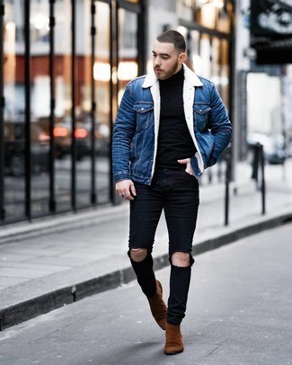 Как носить черные брюки с коричневой обувью мужчине в прохладную погоду: Если в одежде ты делаешь ставку на удобство и функциональность, синяя джинсовая короткая дубленка и черные брюки — отличный вариант для привлекательного мужского ансамбля на каждый день. Преобразить ансамбль и добавить в него толику классики помогут коричневые замшевые ботинки челси.