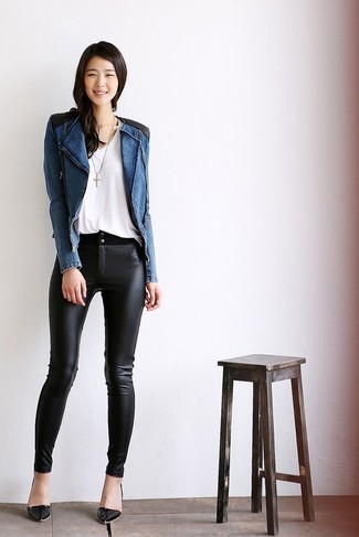 С чем носить синюю джинсовую верхнюю одежду в 30 лет женщине в стиле смарт-кэжуал: Если превыше всего ты ценишь комфорт и практичность, обрати внимание на образ из синей джинсовой верхней одежды и черных кожаных узких брюк. Вкупе с этим нарядом чудесно будут смотреться черные кожаные туфли.