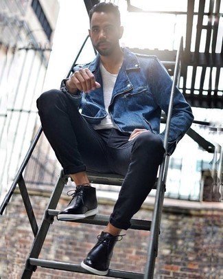 С чем носить синюю косуху мужчине в теплую погоду: Сочетание синей косухи и темно-синих джинсов позволит выглядеть модно, но при этом подчеркнуть твою индивидуальность. Сделать лук изысканнее помогут черные кожаные ботинки дезерты.