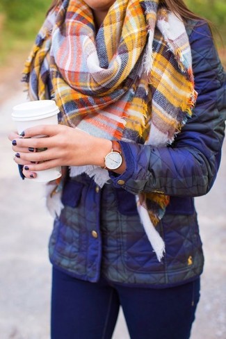 С чем носить золотой шарф женщине в прохладную погоду: Такое простое и функциональное сочетание базовых вещей, как синяя куртка-пуховик и золотой шарф, нравится девчонкам, которые любят проводить дни в постоянном движении.