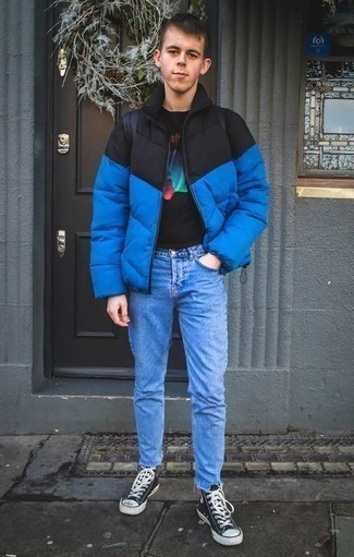 Какие джинсы носить с синими высокими кедами подросткам мужчине: Синяя куртка-пуховик в сочетании с джинсами — необыденный образ для работы в офисе. Нравится экспериментировать? Тогда дополни лук синими высокими кедами.