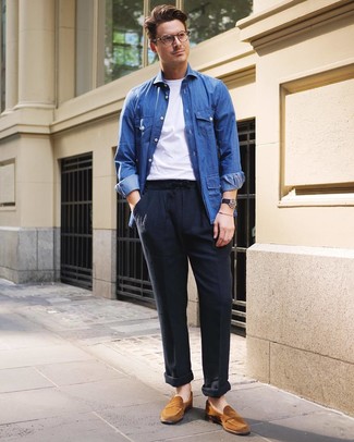 С чем носить синюю джинсовую куртку-рубашку мужчине в теплую погоду: Синяя джинсовая куртка-рубашка и темно-синие льняные брюки чинос будут великолепно смотреться в модном гардеробе самых избирательных мужчин. Завершив образ табачными замшевыми лоферами, можно получить занятный результат.