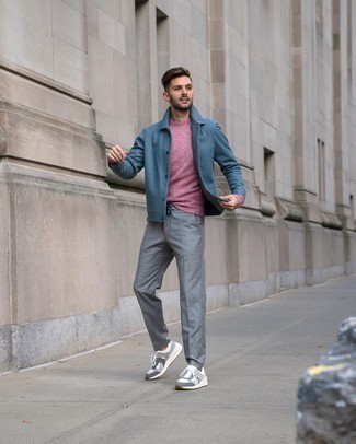 Модный лук: синяя куртка-рубашка, розовый свитер с круглым вырезом, серые брюки чинос, серые кроссовки