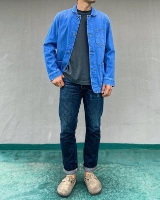 С чем носить синюю джинсовую куртку-рубашку мужчине осень в стиле смарт-кэжуал: Ансамбль из синей джинсовой куртки-рубашки и темно-синих джинсов позволит создать интересный мужской образ в повседневном стиле. Хотел бы добавить сюда немного классики? Тогда в качестве дополнения к этому образу, стоит выбрать светло-коричневые замшевые лоферы. Разумеется, подобное сочетание вещей станет замечательным решением в солнечный осенний день.