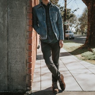 С чем носить джинсовую куртку-рубашку мужчине: Лук из джинсовой куртки-рубашки и серых джинсов поможет создать необыденный мужской образ в расслабленном стиле. Что касается обуви, дополни лук коричневыми замшевыми повседневными ботинками.