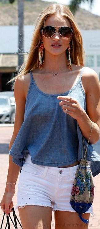 С чем носить синюю майку женщине в жару: Такое простое и комфортное сочетание базовых вещей, как синяя майка и белые джинсовые шорты, нравится модницам, которые любят проводить дни активно.