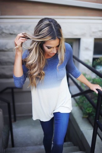 С чем носить синюю футболку женщине осень: Лук из синей футболки и синих джинсов несомненно подчеркнет твой запоминающийся стиль. Такое сочетание обязательно придется тебе по вкусу в весенне-осенний период.