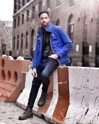 Как носить темно-синие джинсы с синей полевой курткой в стиле смарт-кэжуал: Синяя полевая куртка и темно-синие джинсы — отличный образ, если ты ищешь лёгкий, но в то же время стильный мужской образ. И почему бы не привнести в повседневный ансамбль немного утонченности с помощью темно-коричневых кожаных повседневных ботинок?