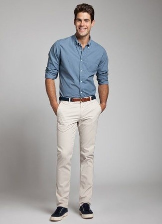 Как носить синюю рубашку с длинным рукавом с бежевыми брюками чинос в стиле кэжуал: Сочетание синей рубашки с длинным рукавом и бежевых брюк чинос позволит создать незаезженный мужской лук в стиле кэжуал. Темно-синие плимсоллы — идеальный выбор, чтобы дополнить образ.