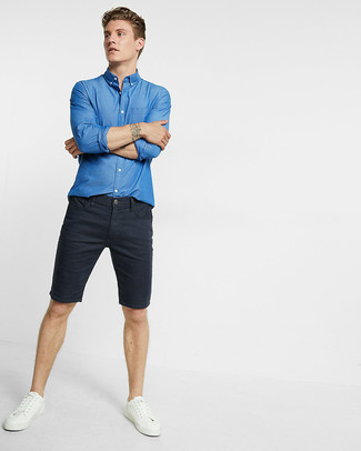 С чем носить синюю рубашку с длинным рукавом в 20 лет мужчине лето: Синяя рубашка с длинным рукавом и черные джинсовые шорты — прекрасный выбор, если ты ищешь расслабленный, но в то же время модный мужской лук. Великолепно здесь смотрятся белые кожаные низкие кеды. Нам по вкусу такой ансамбль на жаркую летнюю погоду.