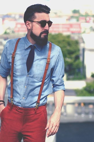 Как носить темно-синюю рубашку с длинным рукавом с красными брюками чинос: Темно-синяя рубашка с длинным рукавом и красные брюки чинос прочно обосновались в гардеробе многих мужчин, позволяя создавать роскошные и удобные образы.