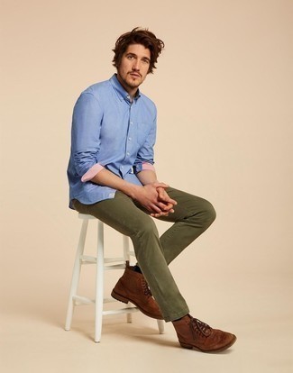 С чем носить темно-бирюзовые джинсы мужчине лето в стиле смарт-кэжуал: Синяя рубашка с длинным рукавом будет смотреться идеально в паре с темно-бирюзовыми джинсами. Хотел бы сделать образ немного строже? Тогда в качестве обуви к этому ансамблю, выбери коричневые кожаные броги. Не стоит сбрасывать со счетов подобное сочетание, особенно в знойный летний день.