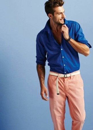 С чем носить синюю рубашку с длинным рукавом мужчине: Если у тебя на работе нет дресс-кода как такового, обрати внимание на такое сочетание синей рубашки с длинным рукавом и розовых брюк чинос.