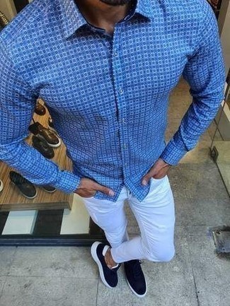 Какие джинсы носить с темно-сине-белыми низкими кедами в 30 лет мужчине лето в стиле кэжуал: Синяя рубашка с длинным рукавом с принтом и джинсы прочно закрепились в гардеробе современных мужчин, помогая создавать яркие и комфортные ансамбли. Темно-сине-белые низкие кеды — идеальный вариант, чтобы дополнить лук. Переносить невозможный июльский зной определенно проще, когда ты одет вот так.