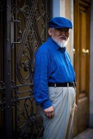 С чем носить темно-синюю рубашку с длинным рукавом за 60 лет мужчине в стиле смарт-кэжуал: Темно-синяя рубашка с длинным рукавом и серые брюки чинос — обязательные вещи в гардеробе современного мужчины.