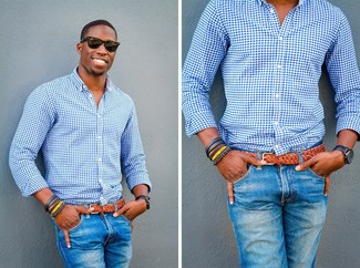 С чем носить рубашку в мелкую клетку мужчине в теплую погоду в стиле кэжуал: Сочетание рубашки в мелкую клетку и синих джинсов поможет выглядеть стильно, а также выразить твою индивидуальность.