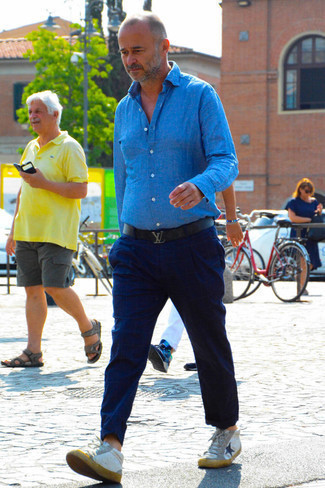 Какие высокие кеды носить с синей рубашкой с длинным рукавом мужчине лето: Синяя рубашка с длинным рукавом и темно-синие брюки чинос — великолепный вариант, если ты хочешь создать раскованный, но в то же время модный мужской ансамбль. Закончи образ высокими кедами, если не хочешь, чтобы он получился слишком строгим. Переносить летнюю жару будет несомненно проще, когда на тебе такое сочетание одежды.