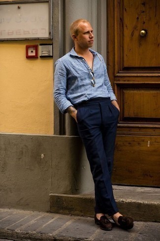 Какие лоферы носить с темно-сине-зелеными классическими брюками в 30 лет мужчине: Несмотря на то, что это довольно-таки выдержанный лук, дуэт синей рубашки с длинным рукавом в вертикальную полоску и темно-сине-зеленых классических брюк всегда будет выбором стильных мужчин, покоряя при этом сердца дамского пола. В сочетании с лоферами такой образ смотрится особенно выгодно.