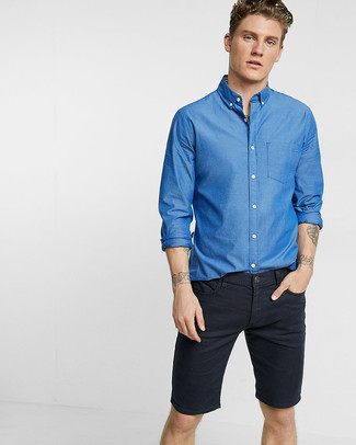 С чем носить джинсовые шорты в 30 лет мужчине: Синяя рубашка с длинным рукавом и джинсовые шорты — неотъемлемые вещи в гардеробе модного современного жителя большого города.