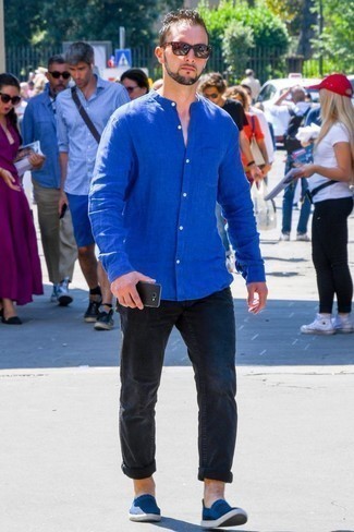 Какие джинсы носить с синими слипонами мужчине в жару: Подобный лук из синей льняной рубашки с длинным рукавом и джинсов легко воссоздать, а результат тебе точно понравится. Синие слипоны — хороший вариант, чтобы закончить образ.