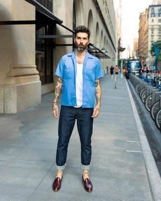 С чем носить темно-синюю рубашку с коротким рукавом в 30 лет мужчине: Дуэт темно-синей рубашки с коротким рукавом и темно-синих джинсов поможет создать необыденный мужской лук в стиле casual. Разнообразить образ и добавить в него толику классики позволят темно-красные кожаные лоферы.