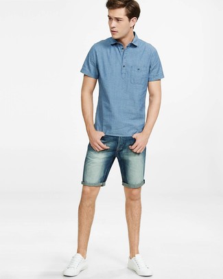 С чем носить синие джинсовые шорты мужчине лето в стиле кэжуал: Современным мужчинам, которые хотят быть в курсе последних тенденций, рекомендуем обратить внимание на это сочетание синей рубашки с коротким рукавом в горошек и синих джинсовых шорт. Вместе с этим образом удачно выглядят белые низкие кеды. Само собой разумеется, подобное сочетание одежды будет великолепной идеей для жаркой летней погоды.