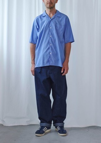 Какие низкие кеды носить с темно-синими брюками чинос за 40 лет в стиле кэжуал: Если в одежде ты ценишь удобство и функциональность, не обходи стороной это тандем синей рубашки с коротким рукавом и темно-синих брюк чинос. В сочетании с этим ансамблем наиболее уместно выглядят низкие кеды.