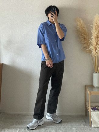 Как носить темно-синюю рубашку с коротким рукавом с серыми кроссовками мужчине: Дуэт темно-синей рубашки с коротким рукавом и черных брюк чинос вдохновляет на проявление своей индивидуальности. И почему бы не разнообразить лук с помощью серых кроссовок?