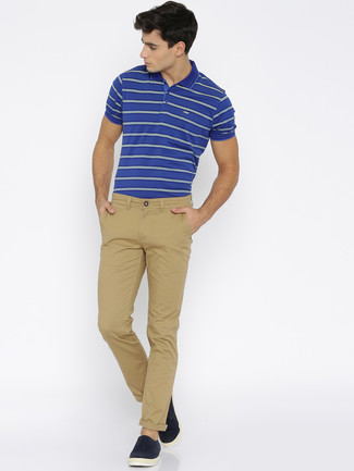 Модный лук: синяя футболка-поло в горизонтальную полоску, светло-коричневые брюки чинос, темно-синие замшевые слипоны