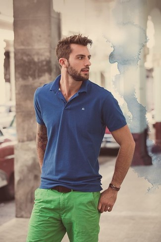 Модный лук: синяя футболка-поло, зеленые брюки чинос, коричневый кожаный ремень