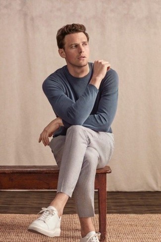 Модный лук: синяя футболка с длинным рукавом, бежевые брюки чинос, белые кожаные низкие кеды
